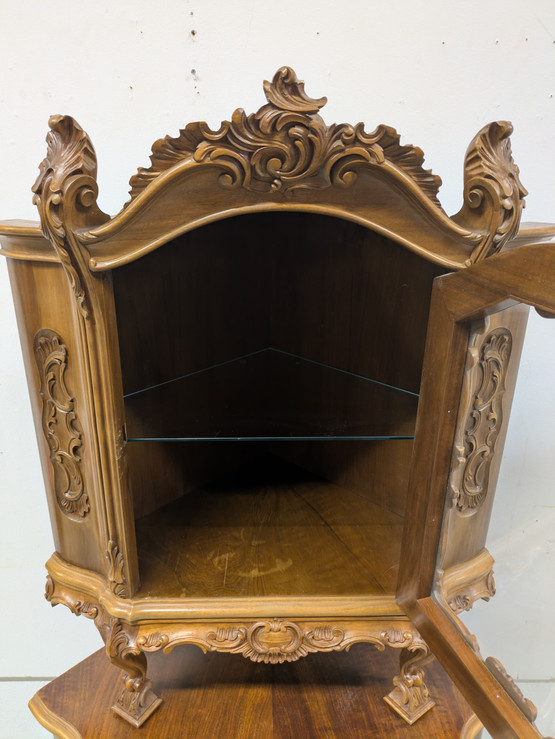 Kruusattu Rokokoo kulmakaappi