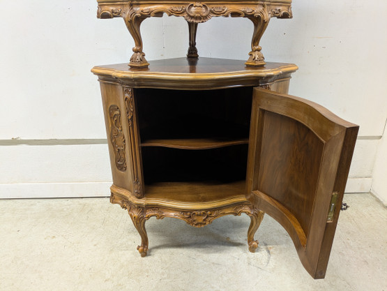 Kruusattu Rokokoo kulmakaappi