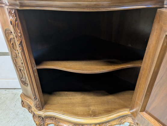 Kruusattu Rokokoo kulmakaappi