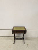 Englantilainen sivupöytä laatikolla 