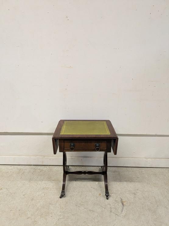 Englantilainen sivupöytä laatikolla 