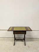 Englantilainen sivupöytä laatikolla 