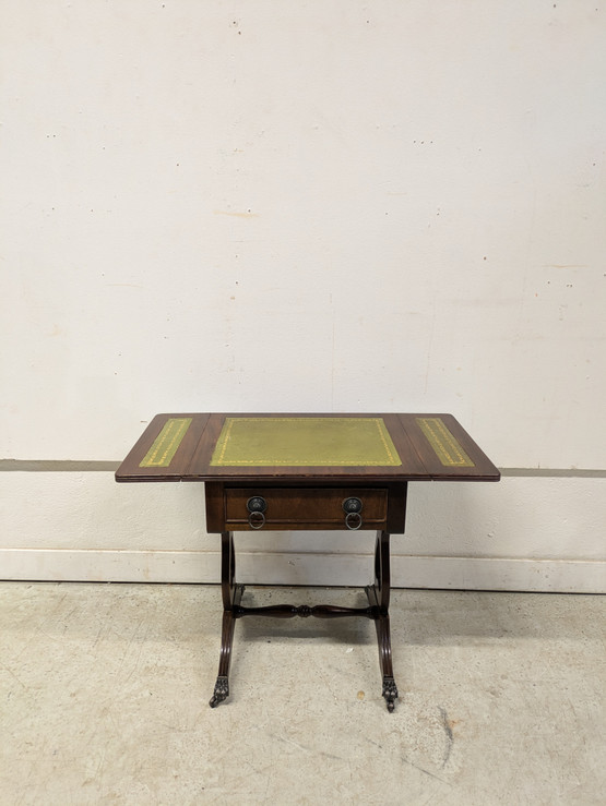 Englantilainen sivupöytä laatikolla 