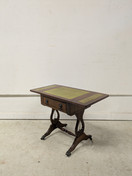 Englantilainen sivupöytä laatikolla 