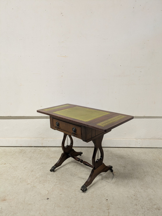 Englantilainen sivupöytä laatikolla 