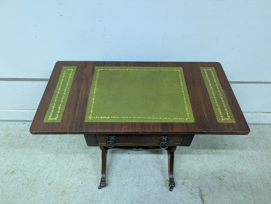 Englantilainen sivupöytä laatikolla 