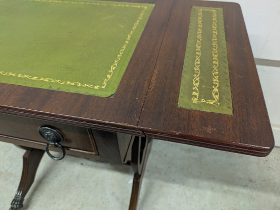 Englantilainen sivupöytä laatikolla 