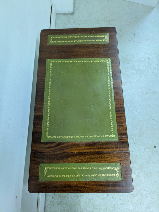 Englantilainen sivupöytä laatikolla 