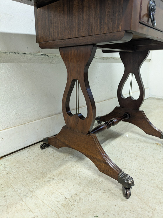 Englantilainen sivupöytä laatikolla 