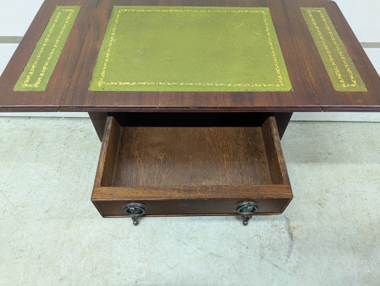 Englantilainen sivupöytä laatikolla 