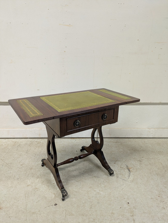 Englantilainen sivupöytä laatikolla 