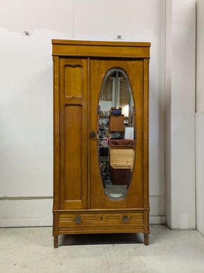 Upea vanha vaatekaappi 