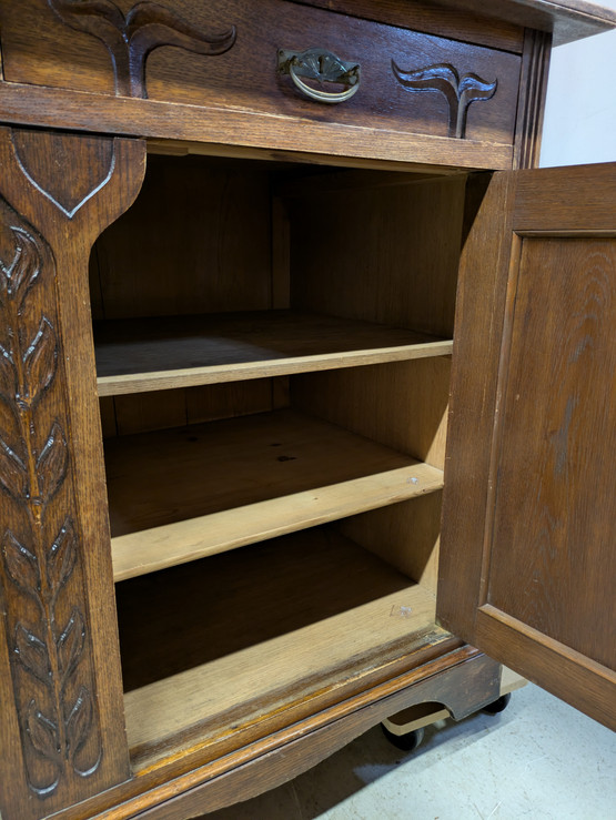 Antiikki astiakaappi 