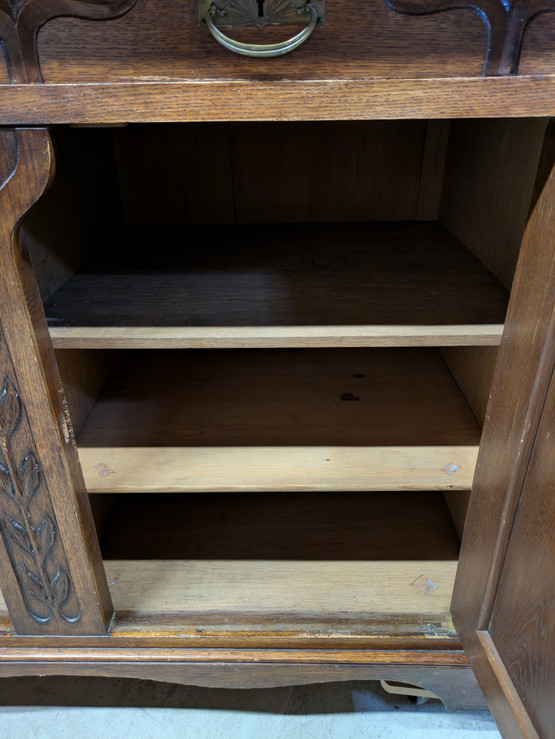 Antiikki astiakaappi 