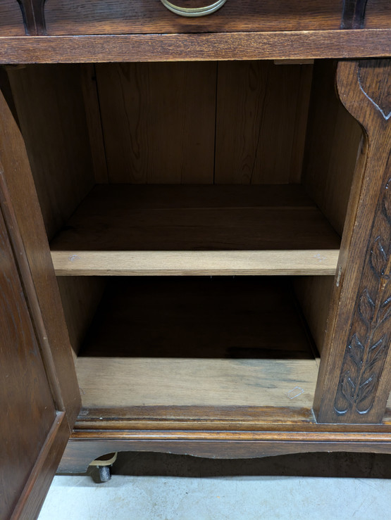 Antiikki astiakaappi 