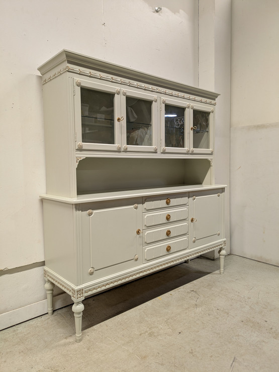 Kustavilainen vitriinikaappi 