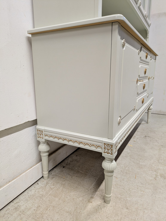 Kustavilainen vitriinikaappi 