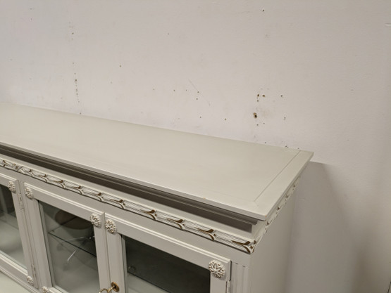 Kustavilainen vitriinikaappi 