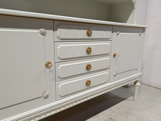 Kustavilainen vitriinikaappi 