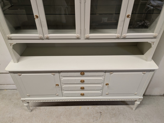 Kustavilainen vitriinikaappi 