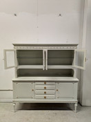 Kustavilainen vitriinikaappi 