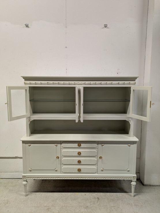 Kustavilainen vitriinikaappi 