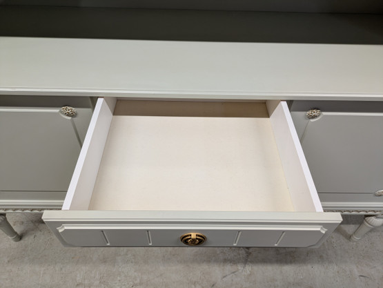 Kustavilainen vitriinikaappi 