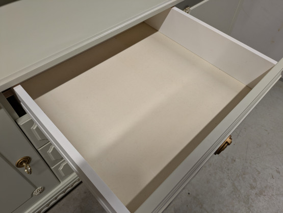 Kustavilainen vitriinikaappi 