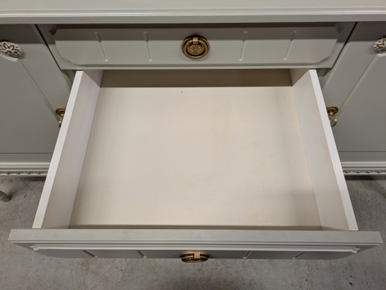 Kustavilainen vitriinikaappi 