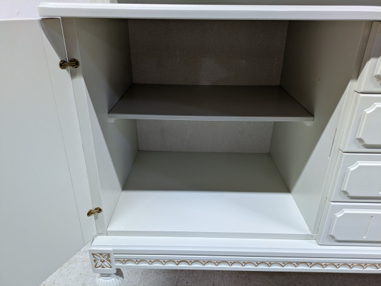 Kustavilainen vitriinikaappi 