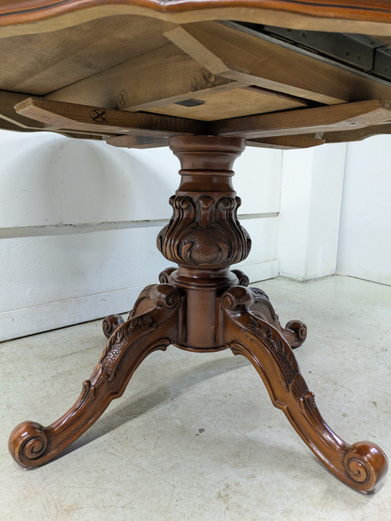 Upea jatkettava ruokapöytä 