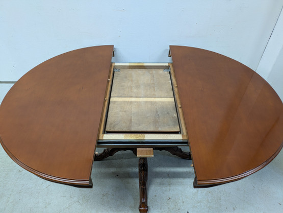 Upea jatkettava ruokapöytä 