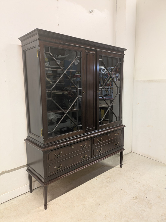 Vanha vitriinikaappi 