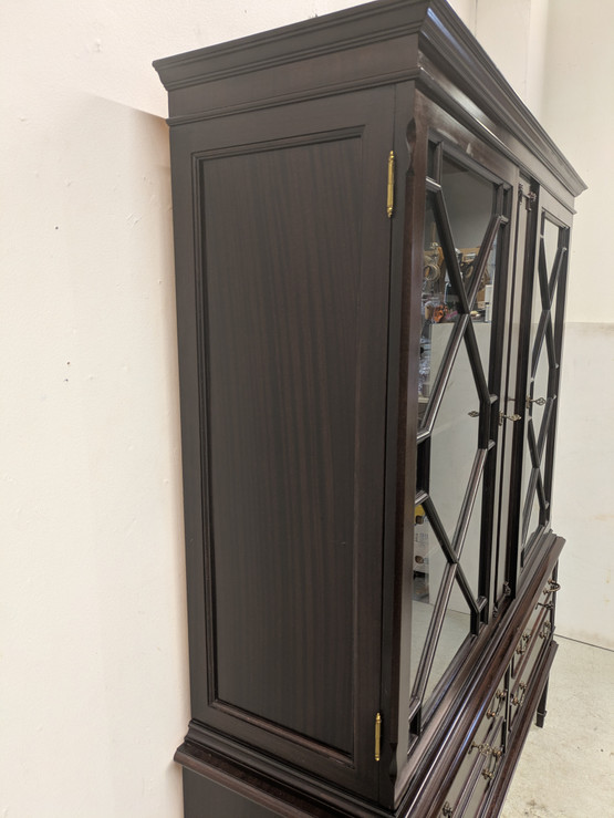 Vanha vitriinikaappi 