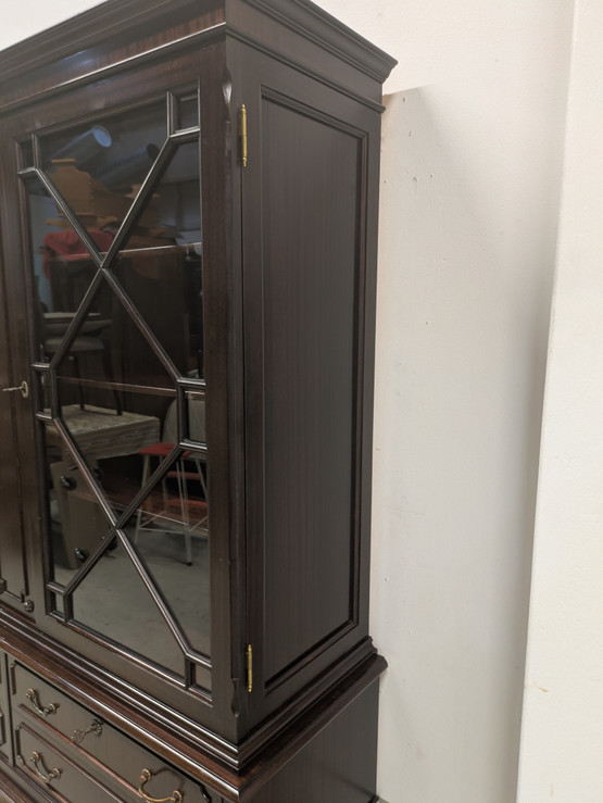 Vanha vitriinikaappi 