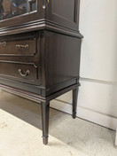 Vanha vitriinikaappi 