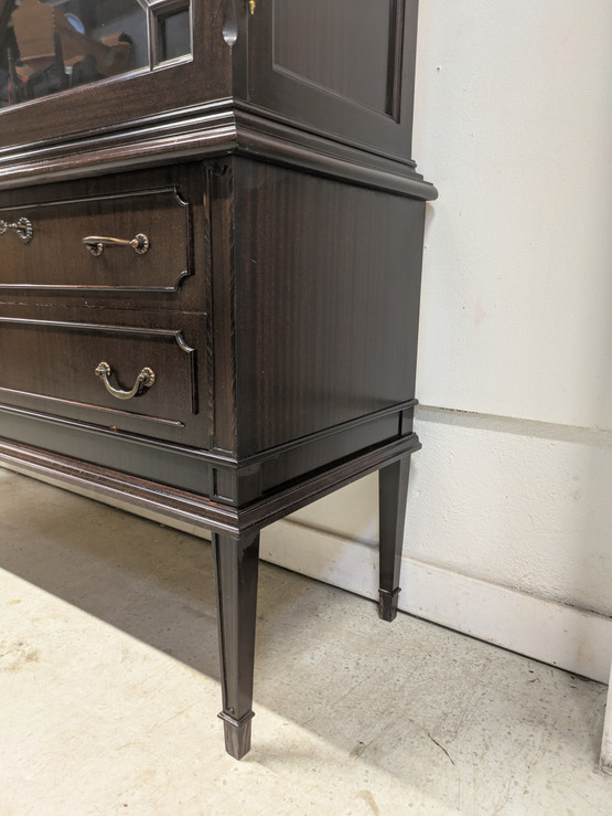 Vanha vitriinikaappi 