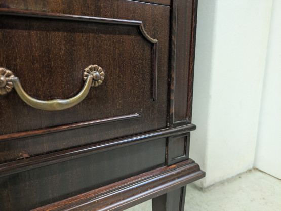 Vanha vitriinikaappi 