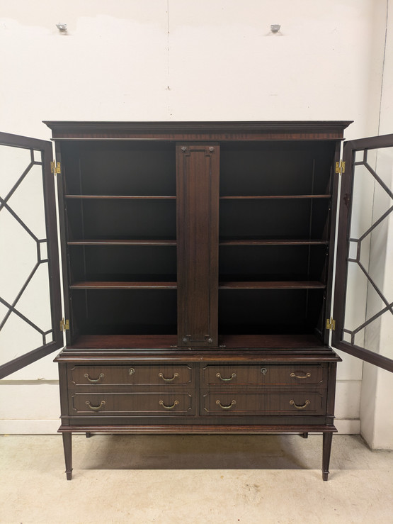 Vanha vitriinikaappi 