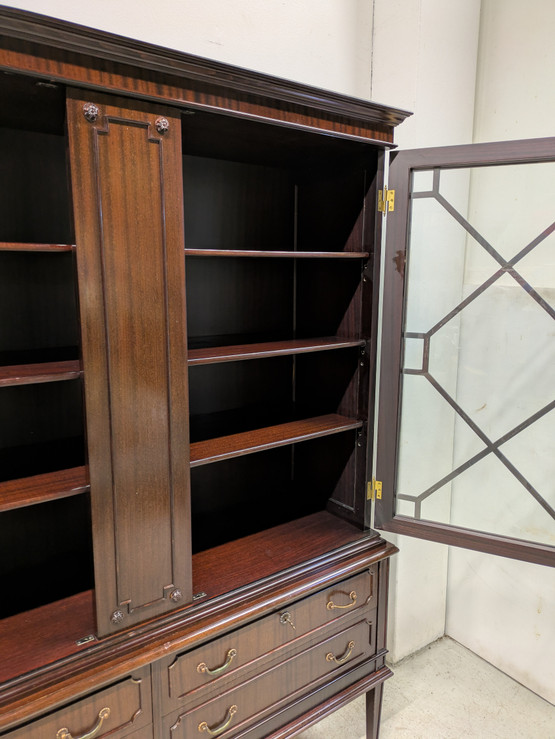 Vanha vitriinikaappi 