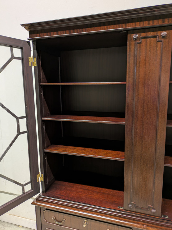 Vanha vitriinikaappi 