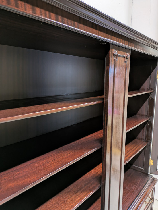 Vanha vitriinikaappi 