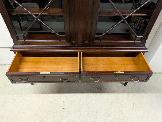 Vanha vitriinikaappi 