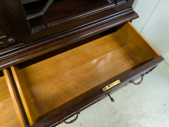 Vanha vitriinikaappi 