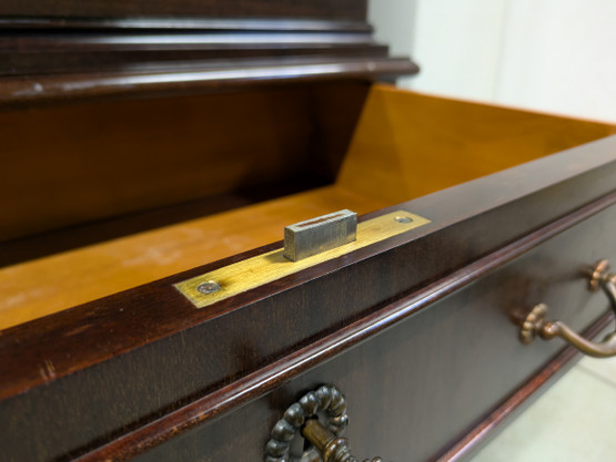 Vanha vitriinikaappi 