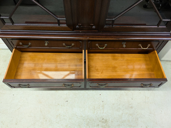 Vanha vitriinikaappi 