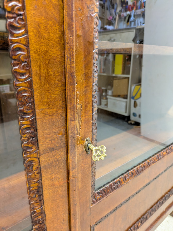 Vanha vitriinikaappi 