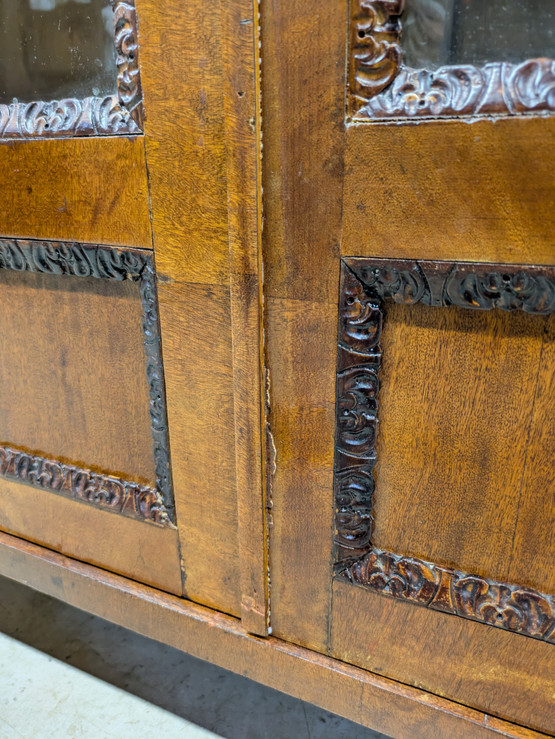 Vanha vitriinikaappi 