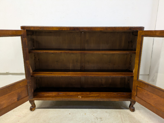 Vanha vitriinikaappi 