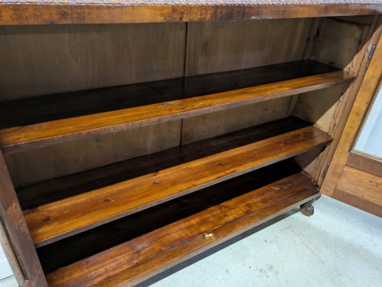 Vanha vitriinikaappi 